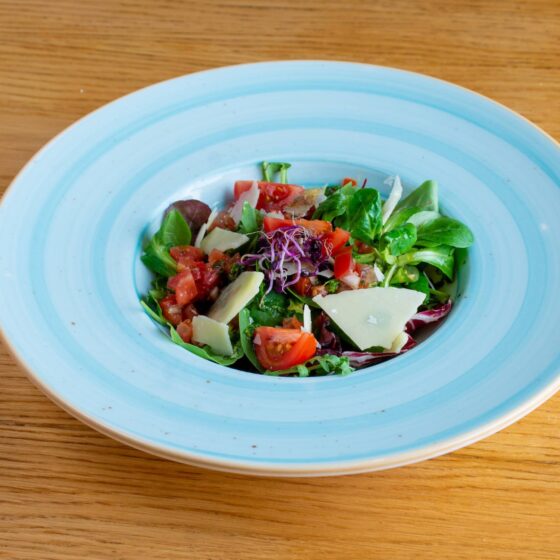 Ape Regina - Fresh salad with chopped tomatoes